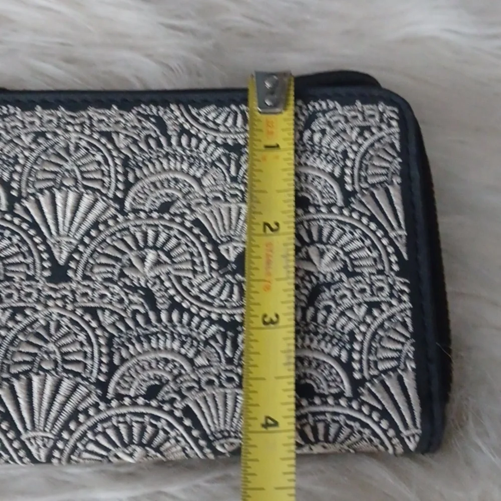 Universal Thread Wallet - Picture 8 of 13